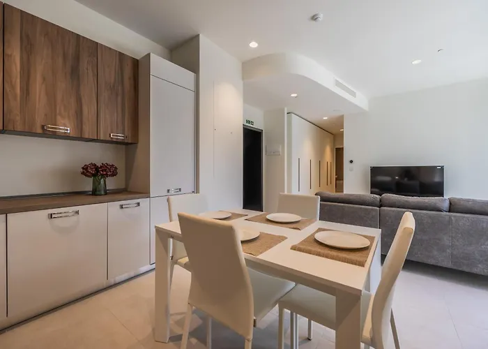 Exquisite In Mercury Towers شقة